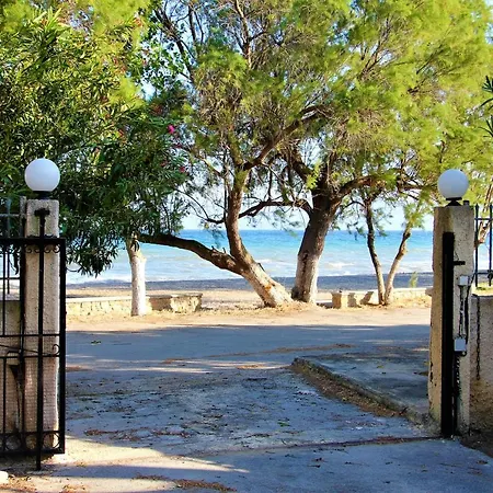 別荘 Lagoutis Beachfront House *