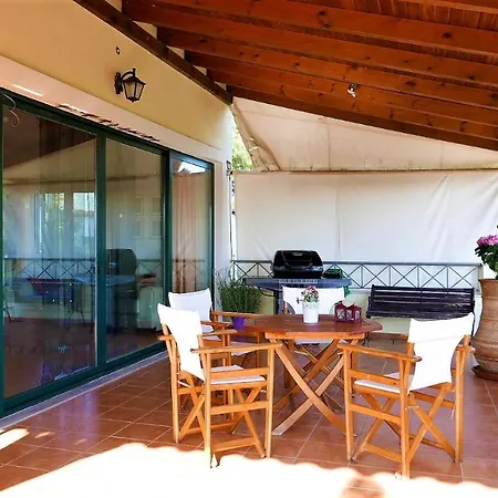 Lagoutis Beachfront House 別荘 アマリントス