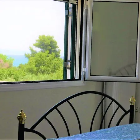 別荘 Lagoutis Beachfront House *