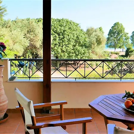 Lagoutis Beachfront House 別荘